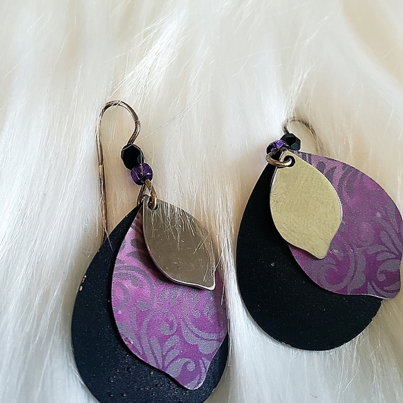 Purple sliver and black teardrop dangle earrings - Picture 4 of 4